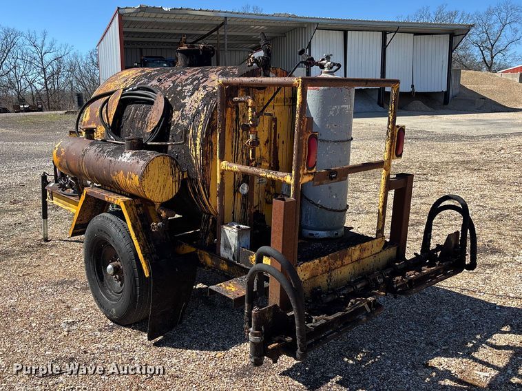 image for item FB3225 2001 Diamond Bilt oil distributor trailer