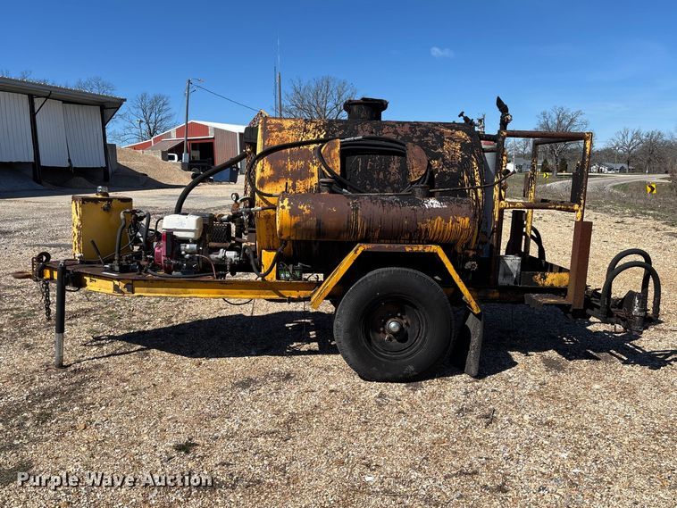 image for item FB3225 2001 Diamond Bilt oil distributor trailer