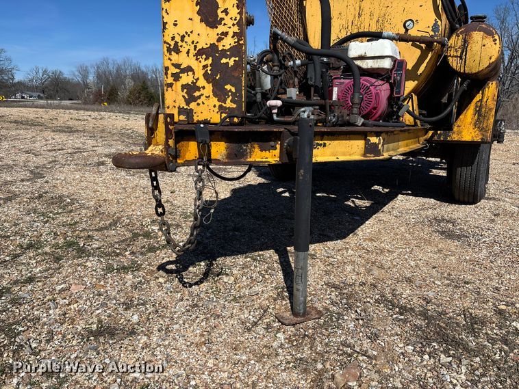 image for item FB3225 2001 Diamond Bilt oil distributor trailer