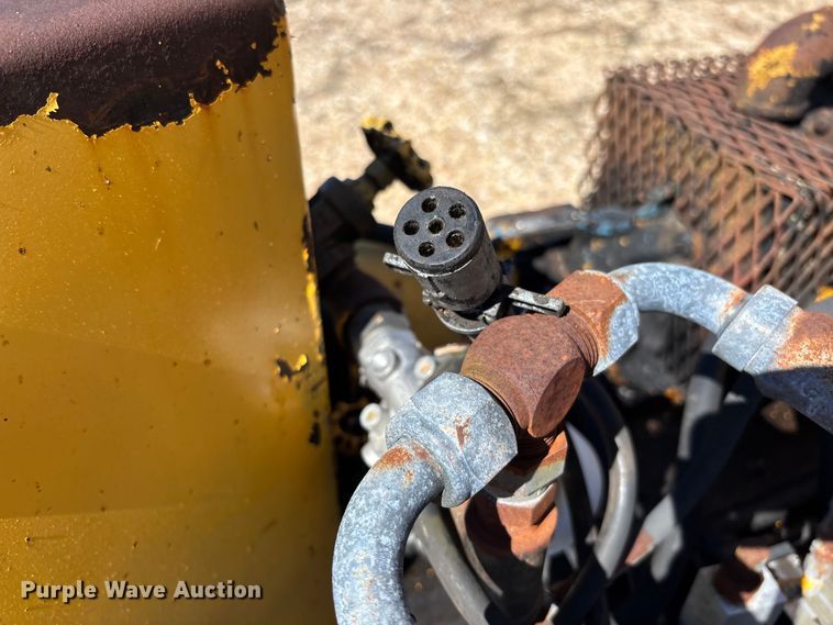 image for item FB3225 2001 Diamond Bilt oil distributor trailer