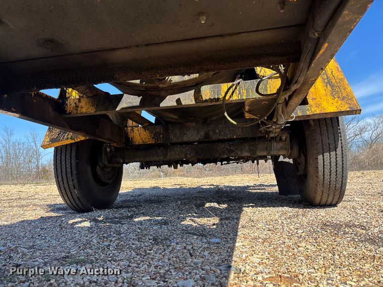 image for item FB3225 2001 Diamond Bilt oil distributor trailer