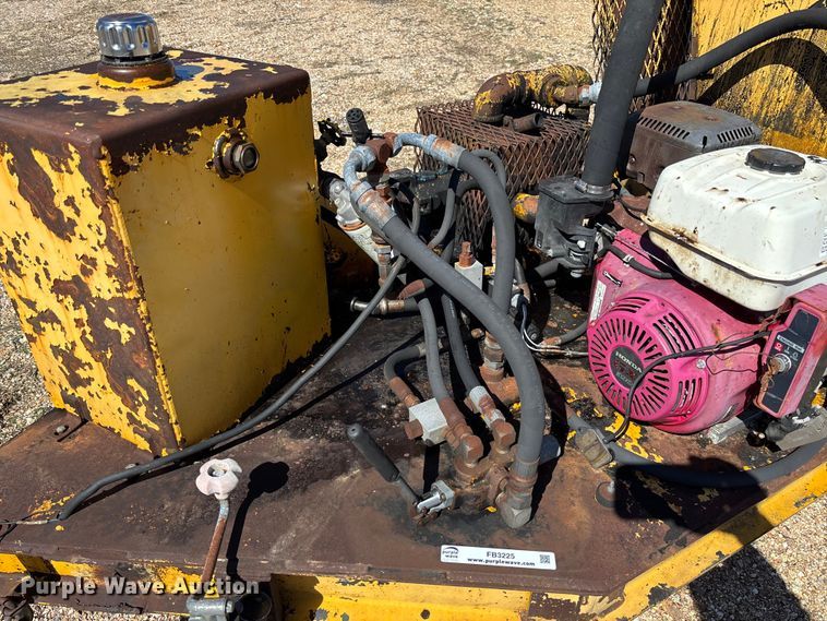 image for item FB3225 2001 Diamond Bilt oil distributor trailer