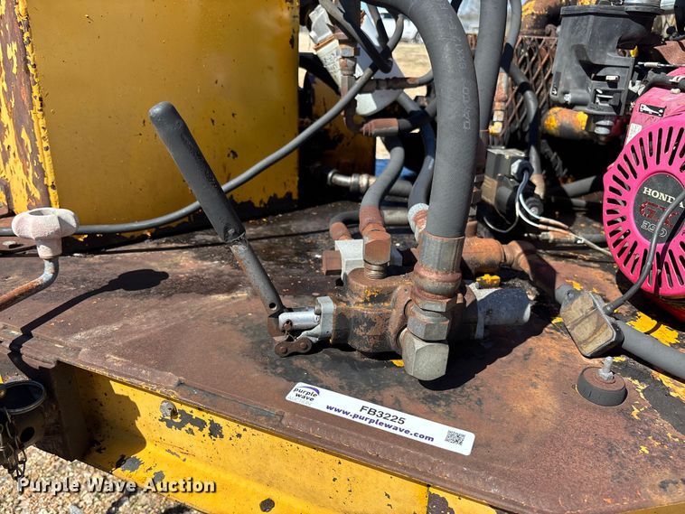 image for item FB3225 2001 Diamond Bilt oil distributor trailer