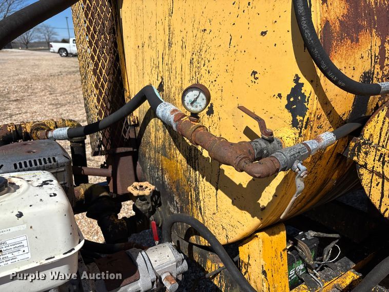 image for item FB3225 2001 Diamond Bilt oil distributor trailer