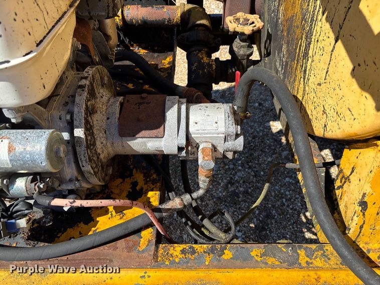 image for item FB3225 2001 Diamond Bilt oil distributor trailer