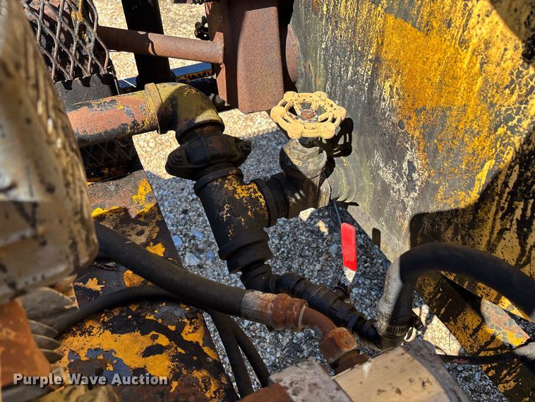 image for item FB3225 2001 Diamond Bilt oil distributor trailer