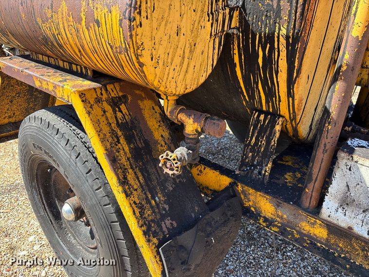 image for item FB3225 2001 Diamond Bilt oil distributor trailer