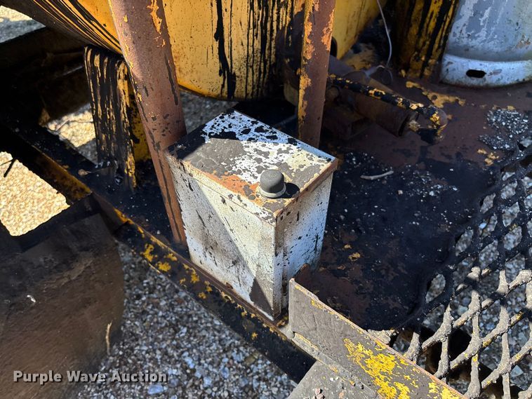 image for item FB3225 2001 Diamond Bilt oil distributor trailer