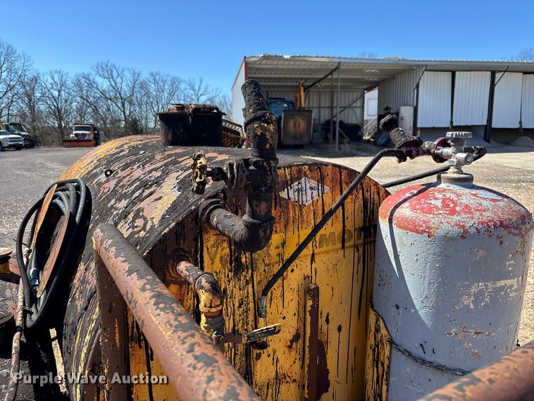 image for item FB3225 2001 Diamond Bilt oil distributor trailer