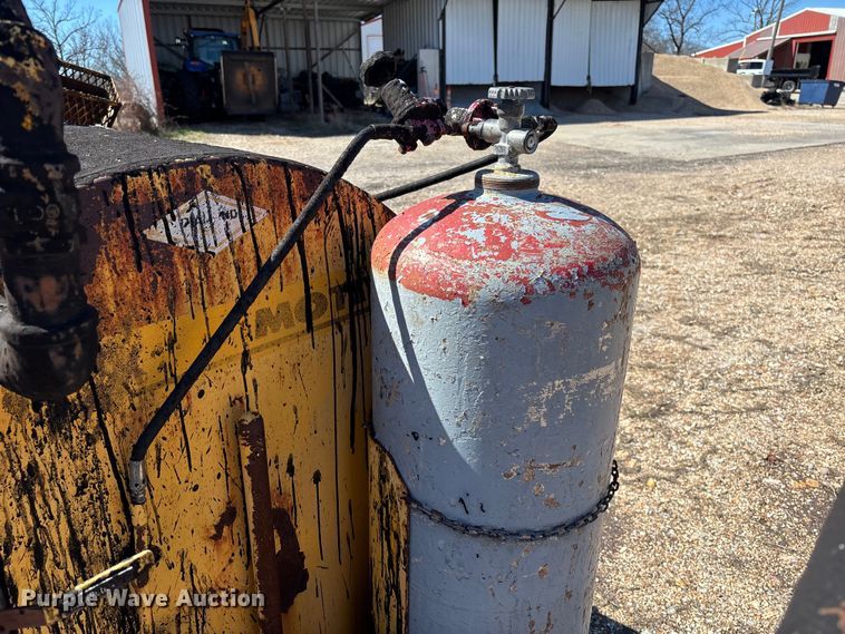 image for item FB3225 2001 Diamond Bilt oil distributor trailer