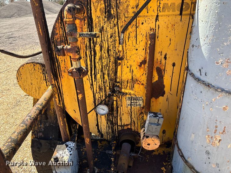 image for item FB3225 2001 Diamond Bilt oil distributor trailer