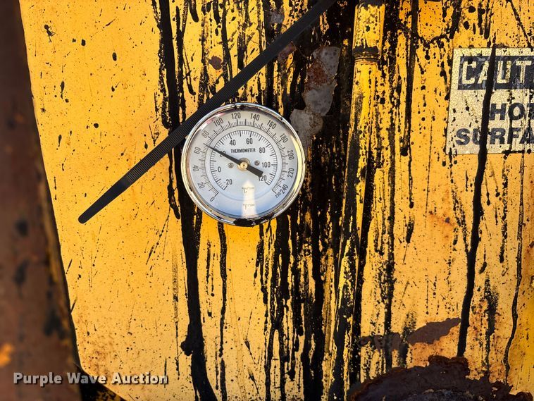 image for item FB3225 2001 Diamond Bilt oil distributor trailer