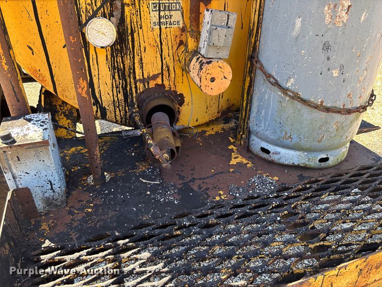 image for item FB3225 2001 Diamond Bilt oil distributor trailer