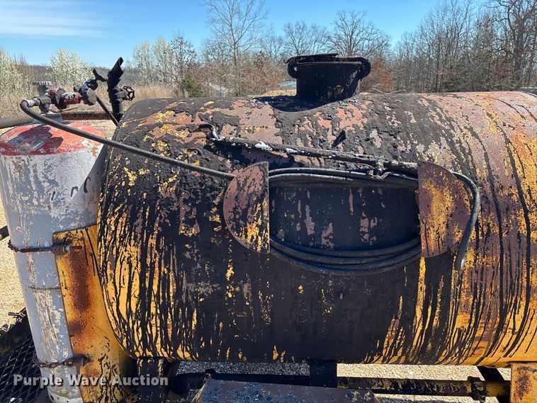 image for item FB3225 2001 Diamond Bilt oil distributor trailer