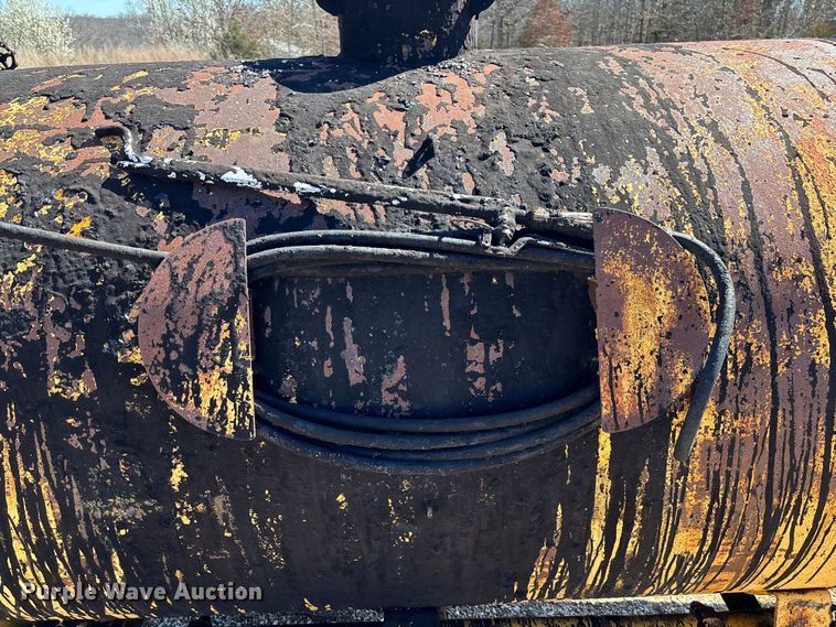 image for item FB3225 2001 Diamond Bilt oil distributor trailer