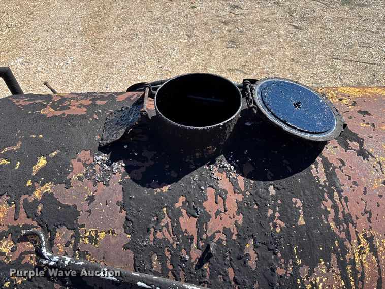 image for item FB3225 2001 Diamond Bilt oil distributor trailer