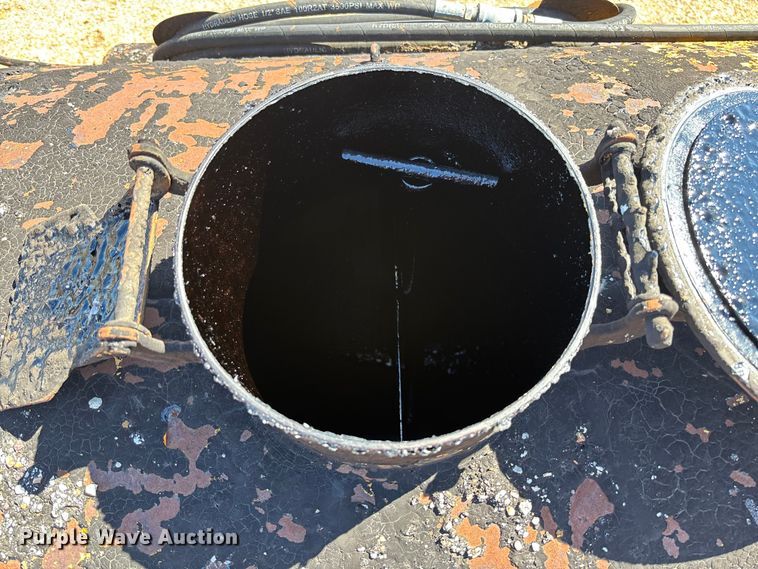 image for item FB3225 2001 Diamond Bilt oil distributor trailer