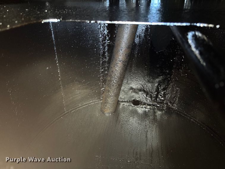 image for item FB3225 2001 Diamond Bilt oil distributor trailer