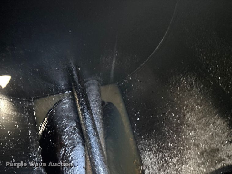 image for item FB3225 2001 Diamond Bilt oil distributor trailer