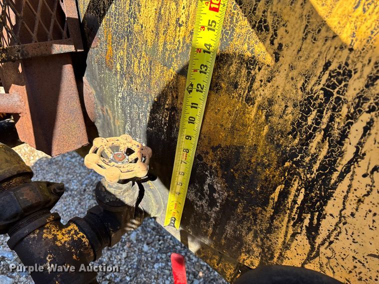 image for item FB3225 2001 Diamond Bilt oil distributor trailer