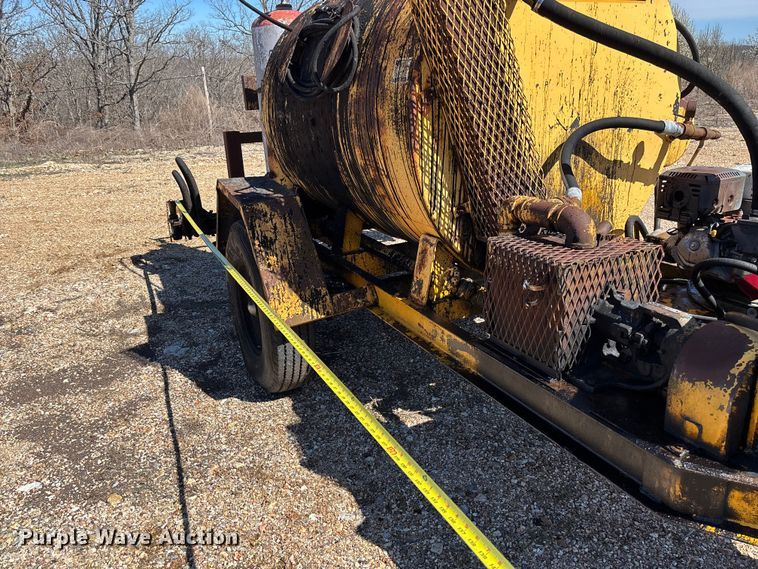 image for item FB3225 2001 Diamond Bilt oil distributor trailer