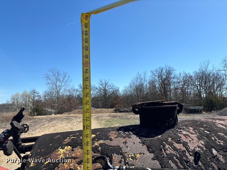 image for item FB3225 2001 Diamond Bilt oil distributor trailer