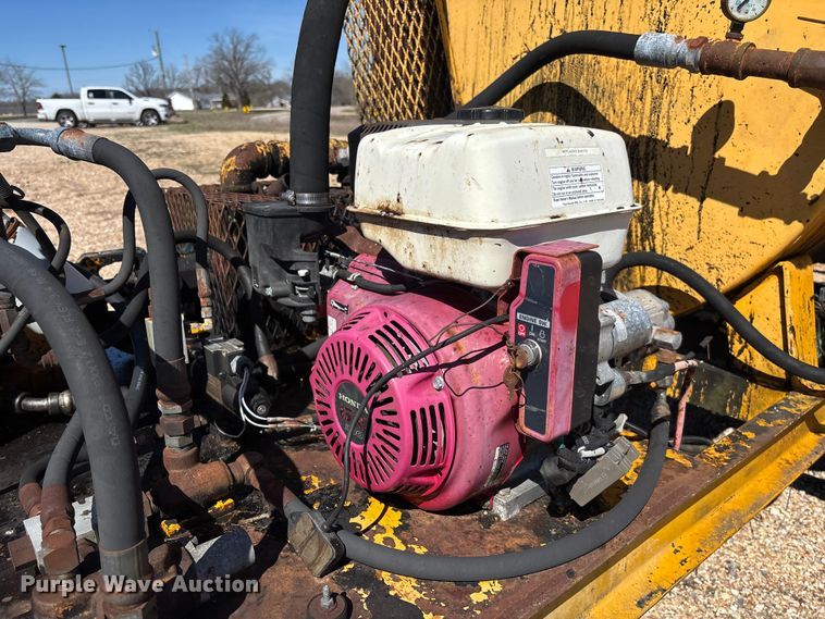 image for item FB3225 2001 Diamond Bilt oil distributor trailer