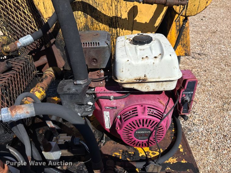 image for item FB3225 2001 Diamond Bilt oil distributor trailer