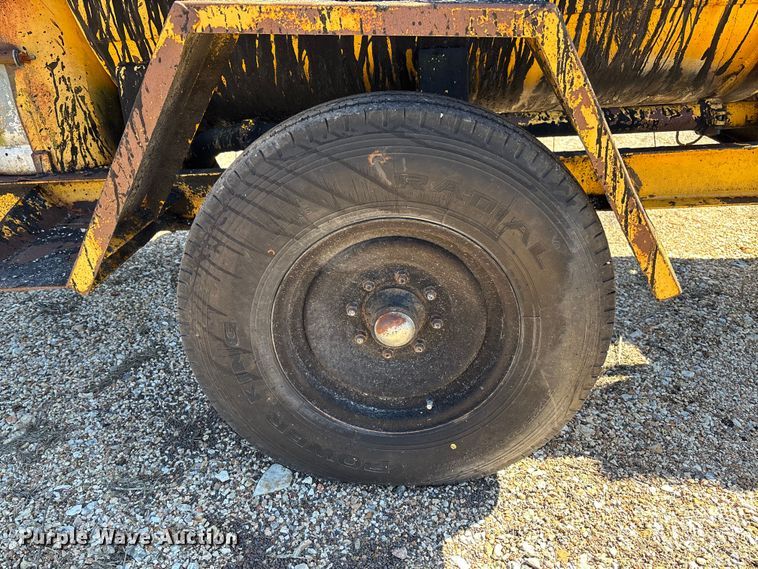 image for item FB3225 2001 Diamond Bilt oil distributor trailer