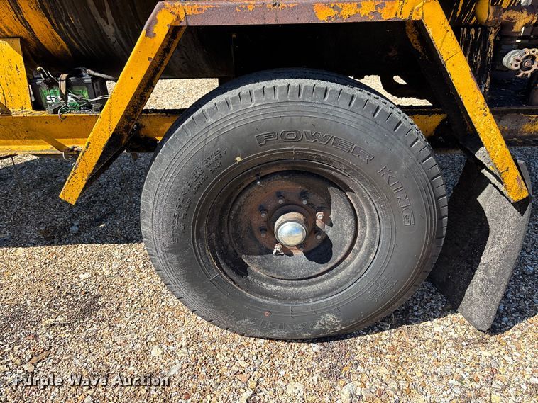 image for item FB3225 2001 Diamond Bilt oil distributor trailer