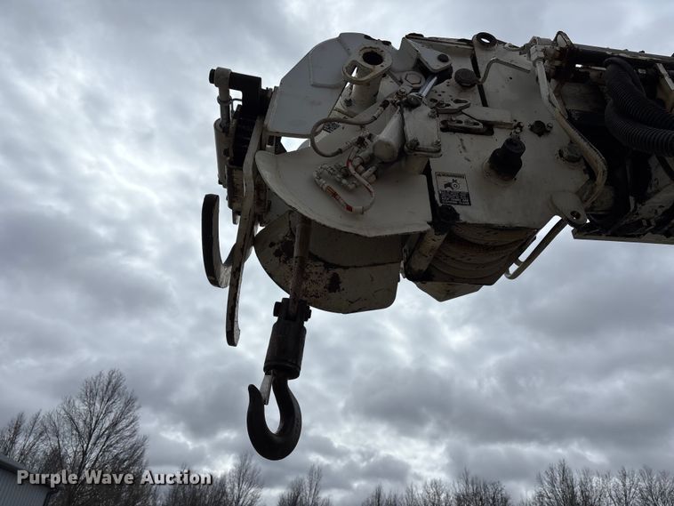 image for item FB3576 1997 Ford F800 digger derrick truck