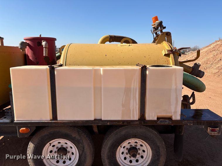 image for item FC2035 2012 Vac-Tron Vermeer LP555DT vacuum trailer