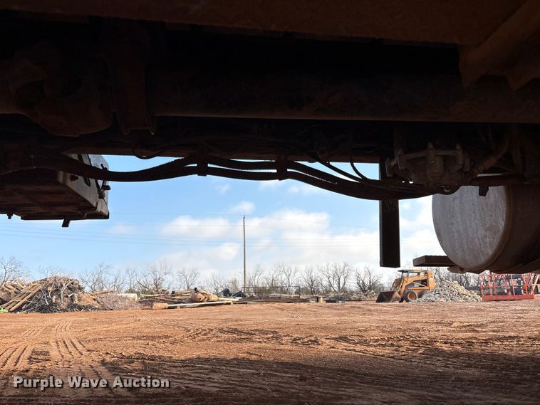 image for item FC2037 2005 Freightliner Business Class M2 flatbed truck with mud mixing system