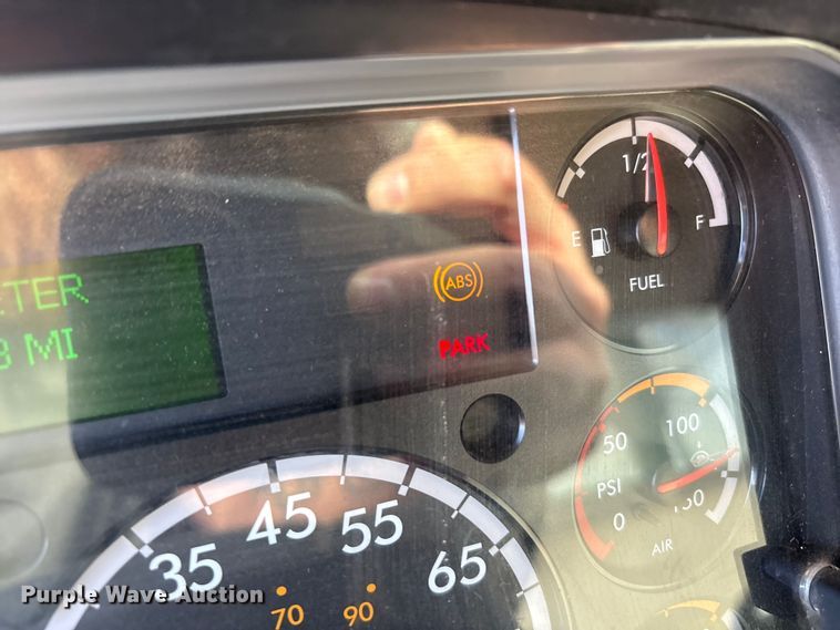 image for item FC2037 2005 Freightliner Business Class M2 flatbed truck with mud mixing system