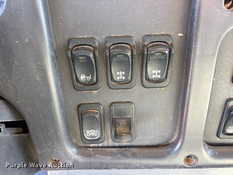 image for item FC2037 2005 Freightliner Business Class M2 flatbed truck with mud mixing system