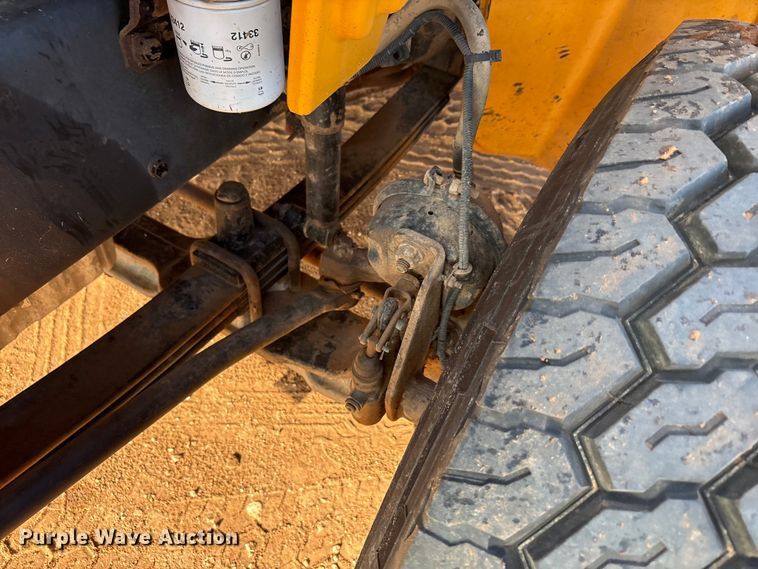 image for item FC2037 2005 Freightliner Business Class M2 flatbed truck with mud mixing system