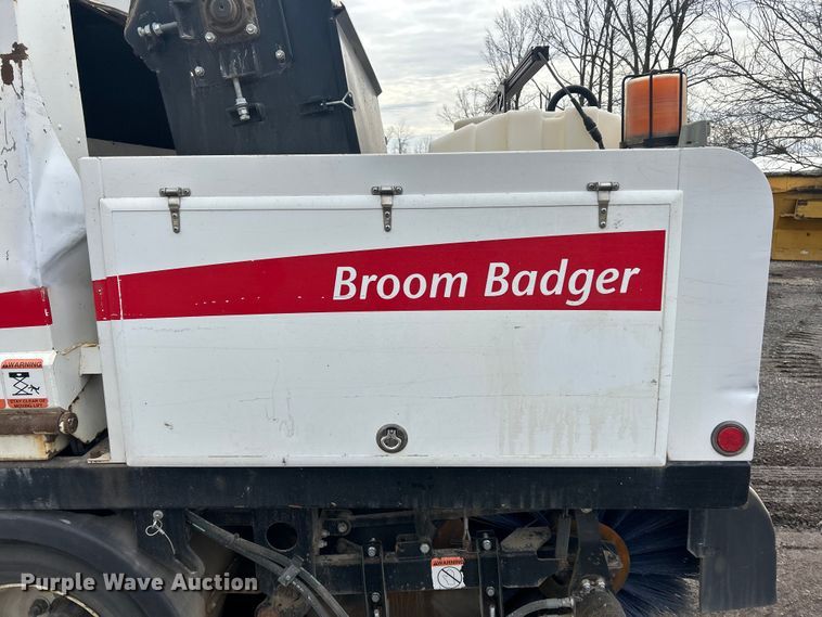 image for item FC5072 2018 Isuzu NRR street sweeper truck