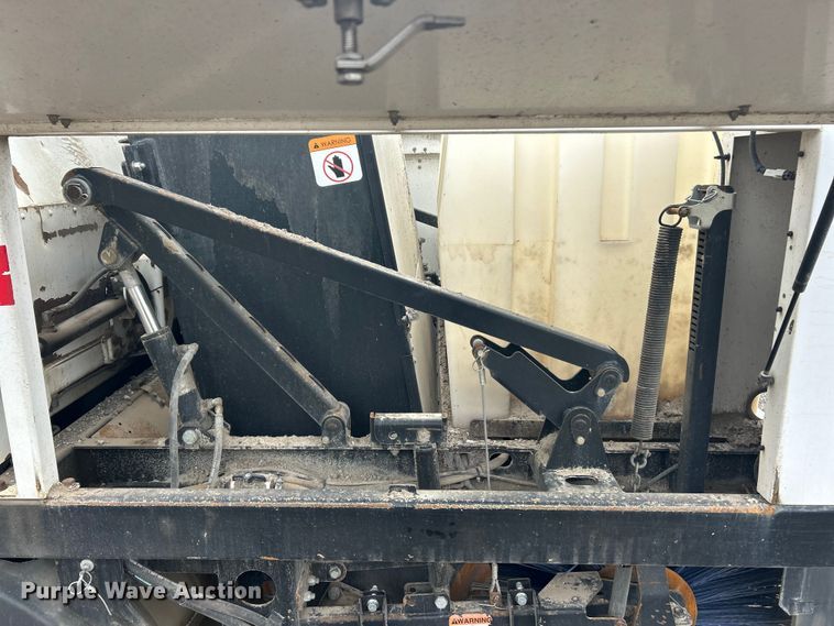 image for item FC5072 2018 Isuzu NRR street sweeper truck