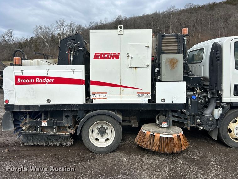 image for item FC5072 2018 Isuzu NRR street sweeper truck