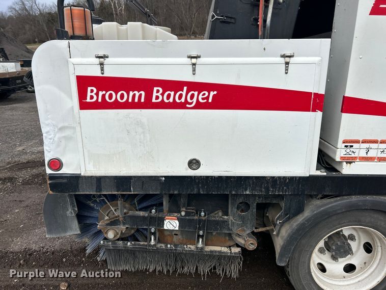 image for item FC5072 2018 Isuzu NRR street sweeper truck