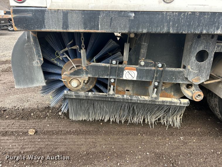 image for item FC5072 2018 Isuzu NRR street sweeper truck