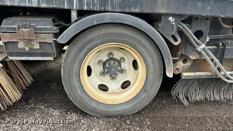 image for item FC5072 2018 Isuzu NRR street sweeper truck