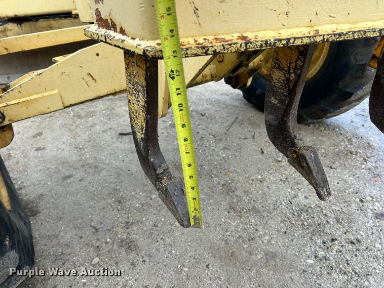 image for item FC5110 1972 John Deere 570A motor grader