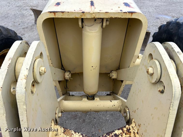 image for item FC5110 1972 John Deere 570A motor grader