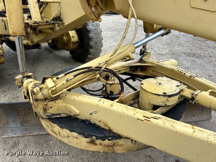 image for item FC5110 1972 John Deere 570A motor grader