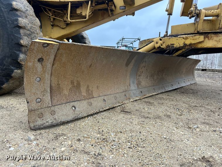 image for item FC5110 1972 John Deere 570A motor grader