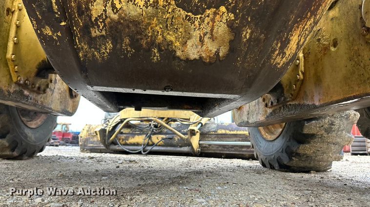 image for item FC5110 1972 John Deere 570A motor grader