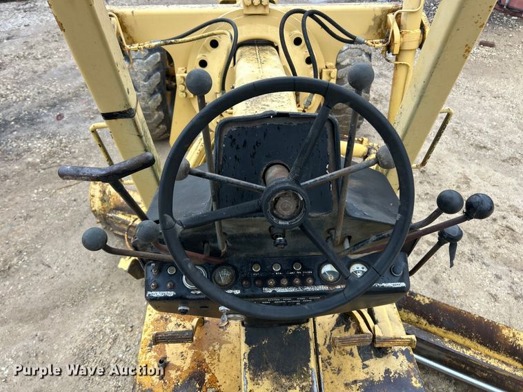 image for item FC5110 1972 John Deere 570A motor grader