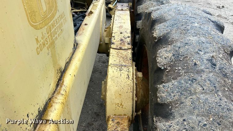 image for item FC5110 1972 John Deere 570A motor grader