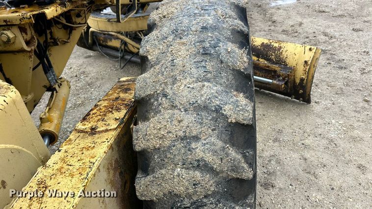 image for item FC5110 1972 John Deere 570A motor grader